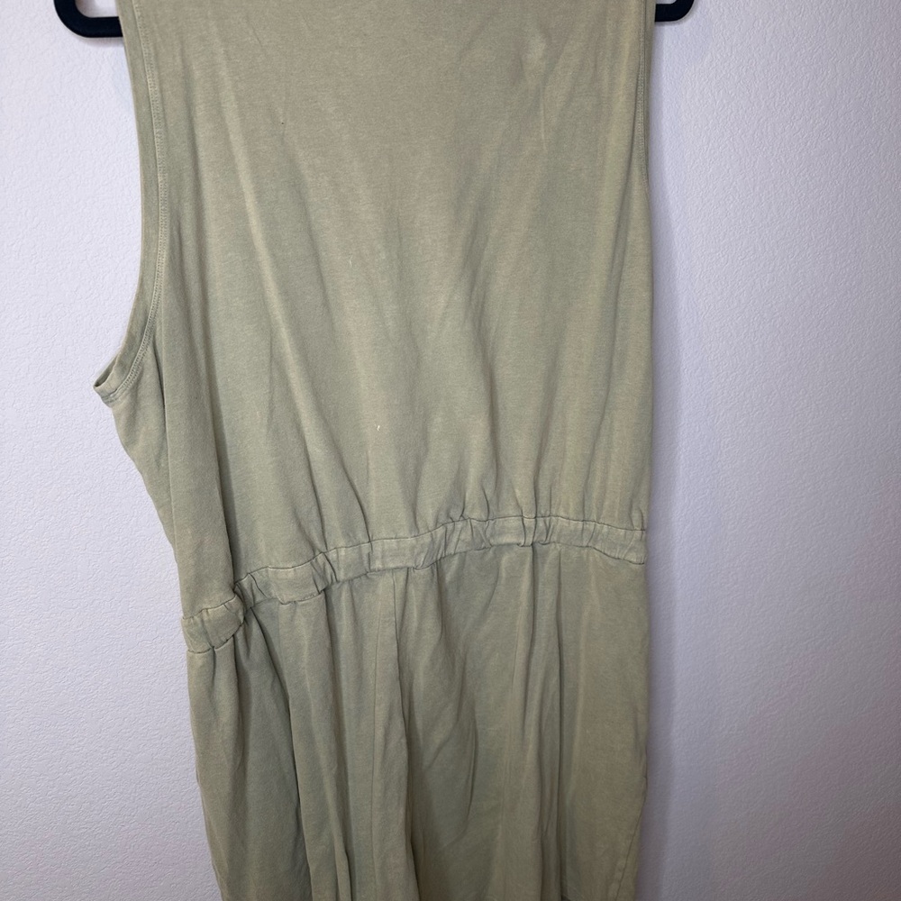 Heyson romper with sinch tie in the middle. - Picture 2 of 3